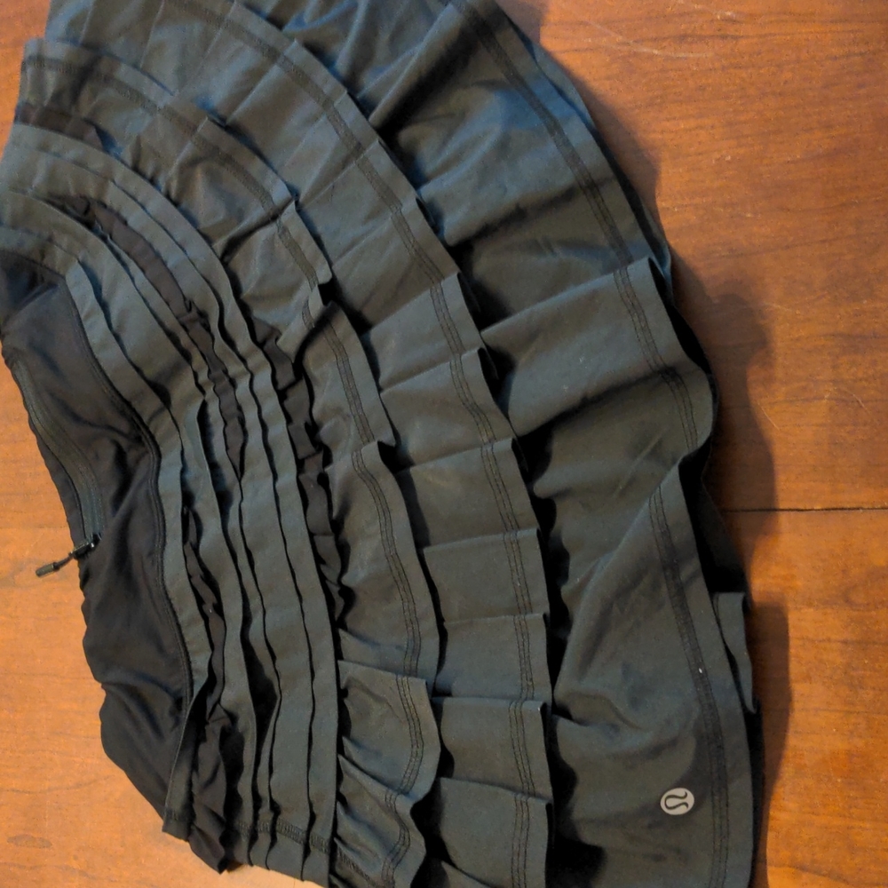 Lululemon Black Ruffle Skort Skirt size 6